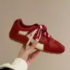 Tênis de treino alemães estilosos com cadarço, blocos de cor e aumento de altura interna para mulheres, nova coleção primavera/outono 2026, retrô e versáteis, adequados para uso casual e esportes