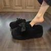 Sapatos felpudos brancos de pelúcia para mulheres, calçados de inverno para uso externo, novo modelo 2026, mocassins slip-on com laço, sapatos de algodão felpudo