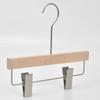 Colgador de madera para bebé ecológico sin pintar al por mayor perchero para tienda de ropa de bebé y niños clip para pantalones de madera maciza antideslizante por lotes