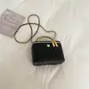 Bolso de mano de diseño nicho transfronterizo de camelia para mujer, bandolera única, bolso cuadrado pequeño tipo caja, mini bolso cruzado con textura tejida y cadena
