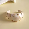 Pulsera abierta de resina acrílica con remaches vintage Maillard europea y americana, pulsera de muñeca personalizada de nicho de alta gama transfronteriza de segunda mano