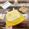 Conjunto Nuevo de Verano 2026 para Niñas: Moderna Camisola Floral Amarilla y Falda de Lunares Estilo Coreano para Bebés Niñas