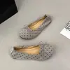 Sapatos rasos slip-on de sola macia com laço de bolinhas, mocassins baixos de novo estilo, sapatos de avó em tecido tipo gorro, estilo francês