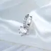 Brincos de Argola Coração: O novo design de nicho da Henson apresenta brincos de pino reto em forma de coração com zircônia incrustada de cobre e ear cuffs para piercing.