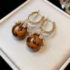 Modernos y Minimalistas Brazaletes para Oreja Retorcidos de Piedra Ojo de Tigre para Mujer, Pendientes Versátiles Vintage, Accesorios para Orejas de Otoño e Invierno con un Toque de Lujo Ligero y de Alta Gama
