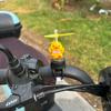 Adornos de coche con forma de patito de molino de viento, casco de coche, coche eléctrico, motocicleta, bicicleta, muñeco de pato para coche.