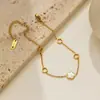 Pulsera de Acero Inoxidable Estilo Ins Europeo y Americano Pulsera Calada de Oro de 18K Oro Francés Flor de Cinco Pétalos Pulsera de Acero de Titanio con Concha Blanca