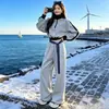 Conjunto deportivo casual para mujer en estilo relajado, súper estiloso para otoño, conjunto de dos piezas retro adelgazante con sudadera de color contrastante y pantalones de pierna ancha