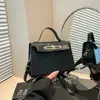 Bolsa Vintage de Luxo para Mulheres, Moderna e Simples com Pingente, Bolsa Quadrada Pequena, Nova Bolsa de Ombro de Nicho da Primavera de 2026 para Mulheres