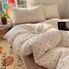 Juego de ropa de cama de cuatro piezas de algodón lavado suave y agradable para la piel con estampado de lunares estilo ins funda de edredón individual, sábana, juego de tres piezas para dormitorio 4
