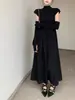 Foto real do novo vestido de manga curta slim fit para o início do outono de 2026, estilo coreano, com patchwork, gola alta e saia longa acinturada para mulheres