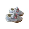 Zapatillas deportivas infantiles de suela blanda, nueva colección primavera/otoño 2026, zapatillas de malla transpirable para niñas con diseño tipo falda y lazo, zapatillas de princesa para bebé