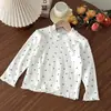 Camiseta para meninas, novos estilos de primavera e outono, design moderno e simples, elegante acabamento em renda, blusa de manga longa de gola alta para meninas, roupa de outono