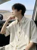 Camisa de manga corta a rayas para hombre con bordado de gato estilo americano, camiseta fina de verano moderna y holgada, chaqueta de playa de manga corta