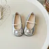 Sapatos de Princesa para Meninas 2026 Primavera Novo Estilo Strass Prata para Performance Infantil Sapatos Planos de Couro com Cristal Sapatos Individuais