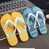 Nuevas chanclas para hombre, pantuflas antideslizantes y resistentes al desgaste para interiores, zapatos planos simples para exteriores para bañarse, zapatos de playa modernos de verano