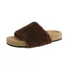 Design moderno, as sandálias slip-on lideram a tendência do verão.