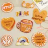 Venta Directa al por Mayor de Fábrica Etiqueta Bordada por Computadora Serie Naranja Forma de Corazón Letras Inglesas Accesorios para Ropa DIY Parches de Tela