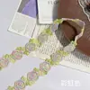 Encaje soluble en agua con rosa degradado arcoíris de 2.5 cm de ancho, estilo étnico, bordado de bloques de color. Los accesorios se pueden personalizar y vender al por mayor