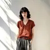 Camisa vintage vermelha plissada com decote V e manga curta para mulheres, camisa leve de luxo para o verão, top solto e elegante para o trabalho
