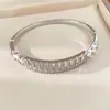 Ajuste denso de diamantes! Pulseira com fecho retangular oco de zircônia, estilo luxo leve francês, joia de design exclusivo