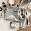 2025 Primavera e Outono Novo Roupa Esportiva Casual Infantil Menino de Um Ano Roupas de Outono Moletom Infantil Conjunto Moderno de Duas Peças