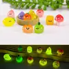 Miniatura de paisagem resina simulada fruta luminosa lichia morango fofo criativo artesanato fofo comida em miniatura brinquedo enfeites