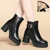 Tacones altos versátiles adelgazantes que son cómodos para los pies, botas de algodón para madre, nuevo estilo de invierno 2026, retro, con felpa, cálidas, tacón grueso, botines para mujer