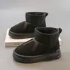 Botas de Neve da Moda Infantil 2025 Inverno Estilo Popular Pelúcia Espessada Botas Curtas para Meninas Solado Macio Sapatos de Algodão Quentes para Meninos