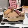 Pantuflas de plataforma estilo étnico con suelas gruesas, forradas de felpa para el invierno, con diseño de punta cerrada, adecuadas para usar en exteriores, con bordado retro y detalles esponjosos, y hechas de algodón