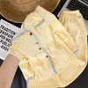 Pijama a cuadros amarillo y blanco con encaje azul para mujer, hecho de algodón nube, corte holgado, talla grande, con botones rojos, cuello de solapa, mangas largas y pantalones largos, conjunto de ropa para el hogar