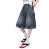 Verano 2026 Nuevos Shorts de Mezclilla Lavados Rasgados de Cintura Alta Estilo Retro Americano para Niñas, Pierna Ancha Suelta, Capris de Cinco Puntos