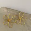Pendientes Grandes de Flor Hueca Exagerados y Únicos para Mujer, Versátil de Lujo Ligero, Diseño de Gama Alta, Accesorios Sencillos para el Día a Día