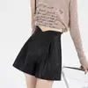 Shorts de couro preto para mulheres, nova coleção outono/inverno 2026, design em A, adequado para usar sobre botas, couro PU, casual, modelagem solta, shorts de perna larga