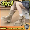 Botas de motociclista de salto alto com sola grossa e salto grosso em estilo retrô, estilosas e que afinam para pessoas baixinhas, botas da moda de cano médio com fivelas metálicas