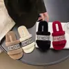 Chinelos Peludos Estilo Tweed para Uso Externo Feminino Outono 2025 Novos Chinelos Baixos Bordados Letras Linha Única Chinelos de Algodão Atacado