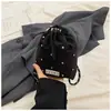 Bolso Cubo de Moda Estilo Coreano con Cordón y Remaches Tela de Nylon Nuevo para Mujer Versátil Ligero Bolso Cruzado para Teléfono