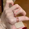 Anillo de cintura delgado con forma de cruz de diamante rosa estilo old money, temperamento de lujo ligero, sensación de alta gama, anillo de apilamiento diario con temperamento de Instagram