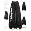 Calça jeans com estampa de graffiti de asa estilo americano com costura aparente, unissex, corte solto, versátil, perna larga, corte curvo, multi-bolsos, calça comprida