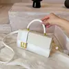 Bolso pequeño cuadrado de alta costura modelo 2026 nuevo bolso casual simple para mujer bolso de hombro cruzado moderno para ir al trabajo y llevar en la mano