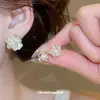 Brincos de flor em zircônia com pino de prata banhados a ouro 18K real, brincos elegantes estilo Chanel francês, brincos de estilo socialite sofisticado