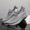 En Stock Venta al por Mayor Primavera Nuevos Modelos Zapatos Casuales de Tejido de Punto para Hombre, Tenis de Moda Versátiles de Moda, Zapatos Ligeros para Correr