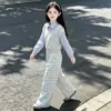 Nueva Colección de Primavera/Otoño para Niñas: Elegante Conjunto de Dos Piezas de Pantalones de Pierna Ancha a Cuadros con Sudadera con Capucha de Dos Piezas Falsas con Cuello Polo de Estilo Universitario