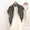 Bufanda Triangular de Estilo Nuevo Primavera 2026 de Gama Alta con Estampado Completo de Letras, Delgada y Versátil, Protección Solar para Viajes, Exquisito Chal Decorativo