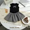 2026 Novo Estilo Conjunto de Roupa para Meninas Verão Camiseta com Laço + Saia Xadrez Doce e Estiloso Conjunto para Bebê