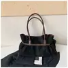 Bolsa tote grande retrô com acabamento fosco da moda para mulheres, um estilo novo e popular com grande capacidade, perfeita como bolsa de ombro, bolsa de mão ou bolsa de ombro.