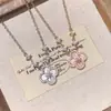 Novo Bracelete Versátil Estilo Chinês para Mulheres Toque de Alto Padrão Design de Corda Trançada à Mão de Raposa Zircônia Cúbica Rosa Trevo de Quatro Folhas Bracelete de Luxo Leve