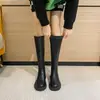 Botas de cano alto para primavera e outono, bico redondo, com zíper traseiro, design interno que aumenta a altura, elásticas, efeito emagrecedor, botas de cano alto, botas de montaria para mulheres