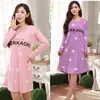 Nova camisola de manga comprida até o joelho para primavera, outono e inverno, estilo coreano, tamanho grande, corte solto, pode ser usada fora de casa, roupa de casa feminina