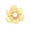 Nuevo Broche de Peonía con Pétalos Dorados Cepillados de Alta Gama con Elegante Temperamento y Alfiler Floral de Perla de Agua Dulce